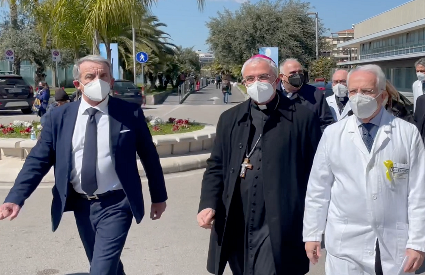 Monsignor Luigi Renna in visita al Garibaldi-Nesima: donata una ceramica dopo la messa
