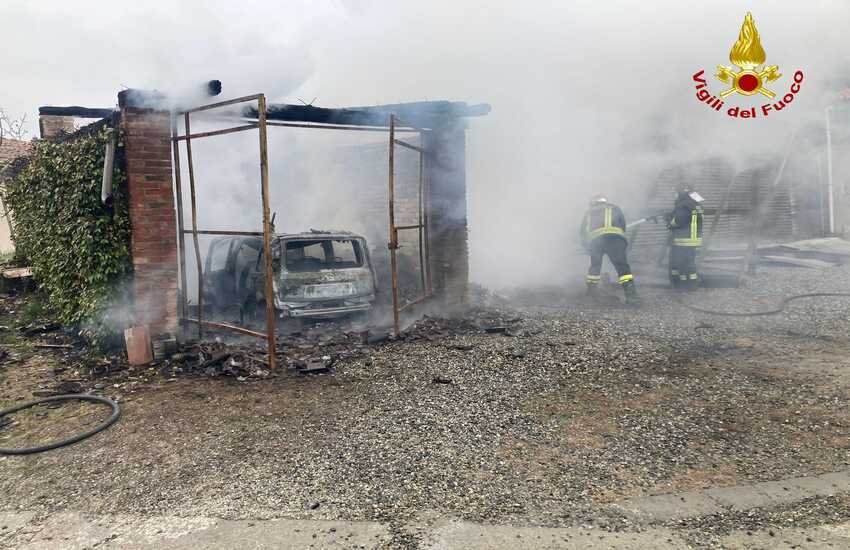 A fuoco rimessa della Croce Rossa: all’interno un’auto e bombole di ossigeno. Le foto dei VVF