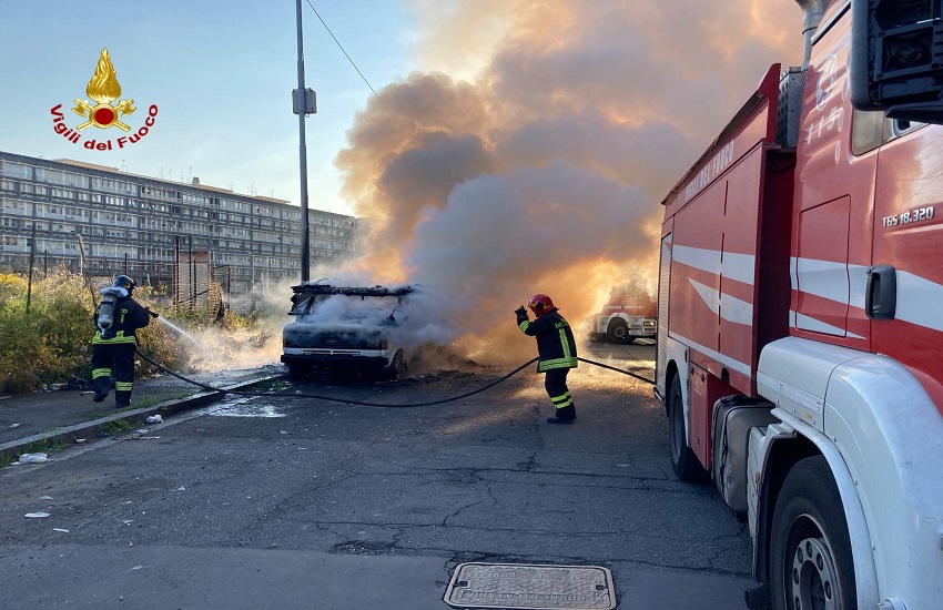 Incendio via Veniero, in fiamme anche un’auto – FOTO