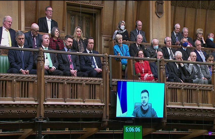 Westminster, standing ovation per Zelensky: “Non ci arrendiamo” (VIDEO)