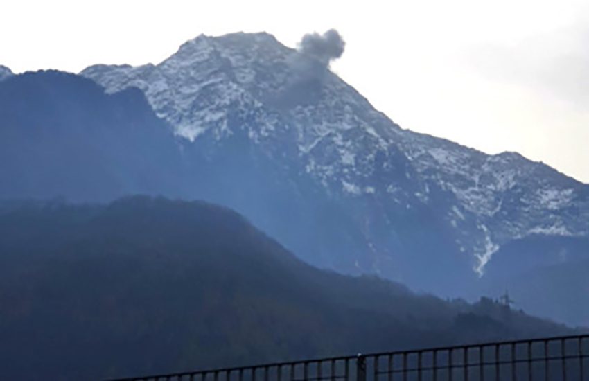 Tragedia a Lecco: precipita jet militare, morto uno dei piloti (VIDEO)