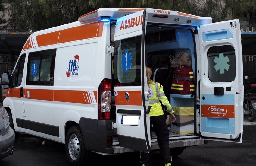 Incidente tra un auto e uno scooter a Sezze Scalo: conducente trasportato all’ospedale