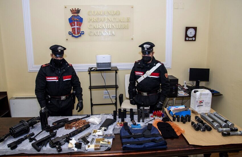 [Video] Catania, scoperto arsenale della mafia: trovati lanciagranate e mitragliatrici