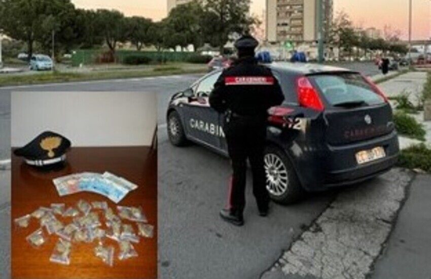 Librino, arrestato pusher 20enne. Girava in scooter con la droga in tasca