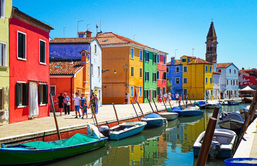 Burano, coloratissimo gioiello nella laguna di Venezia