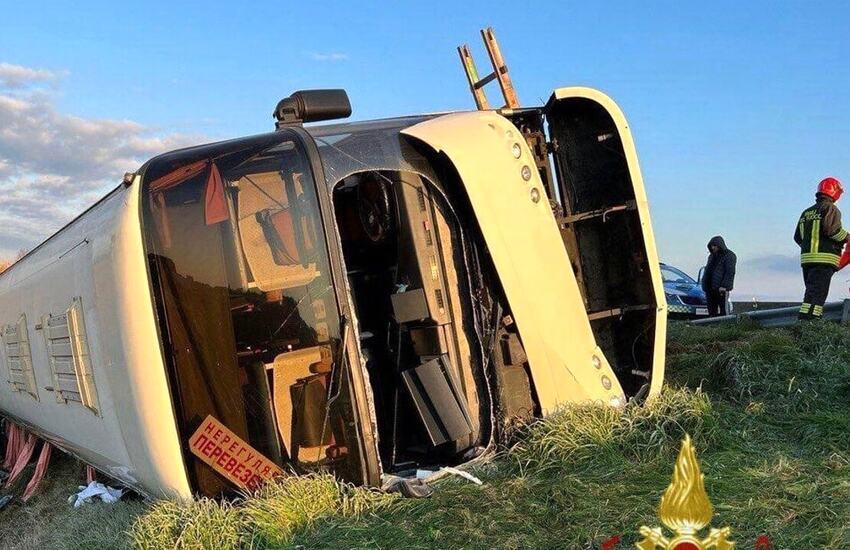 Bus con profughi ucraini si ribalta in autostrada. C’è un morto e alcuni feriti