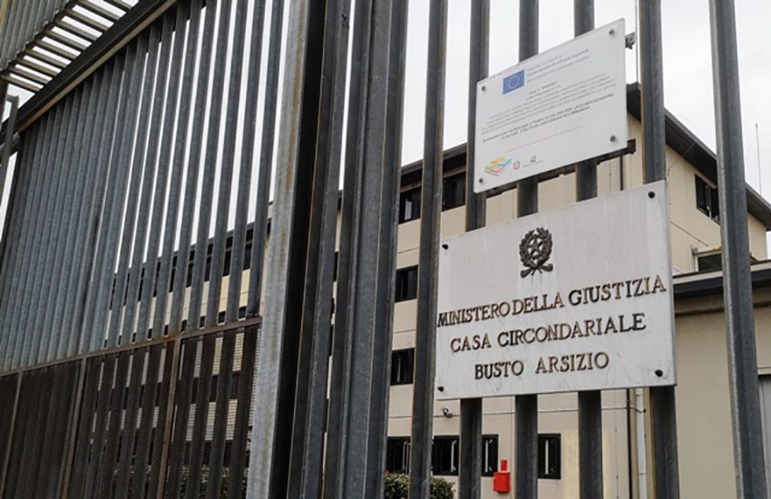 Inferno nel carcere, fiamme e detenuti intossicati: ecco cosa è successo