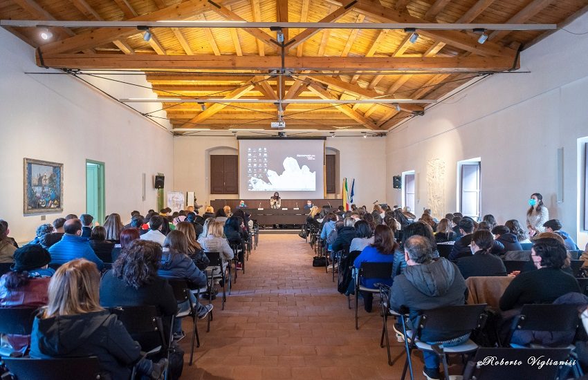 Giornata Internazionale della Donna al Palazzo della Cultura aperta con un minuto di silenzio
