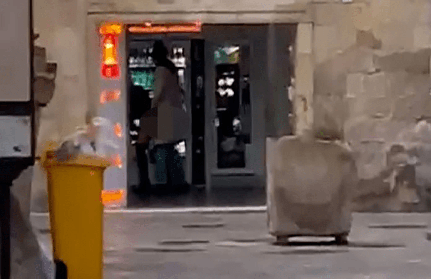 Grave gesto di inciviltà in pieno centro storico, l’assessore: ’Più controlli’