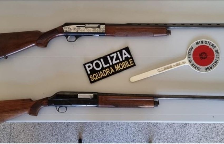 Scoperto con due fucili semiautomatici rubati, arrestato per detenzione abusiva di armi