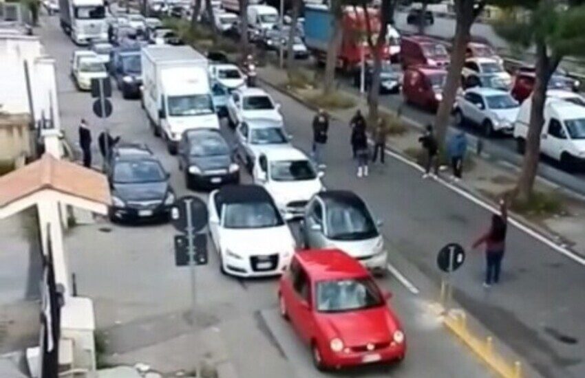 Ponte Corleone, I residenti della zona guidano il traffico