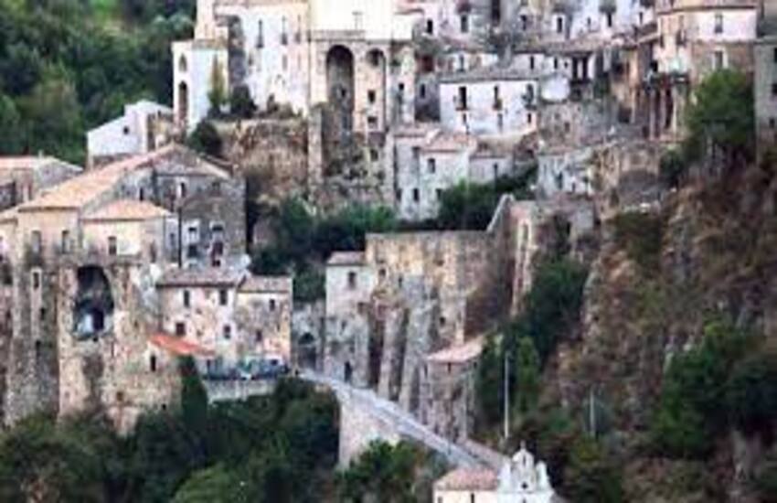 Il Borgo dei Borghi, l’appello di Occhiuto: “Facciamo vincere la Calabria”