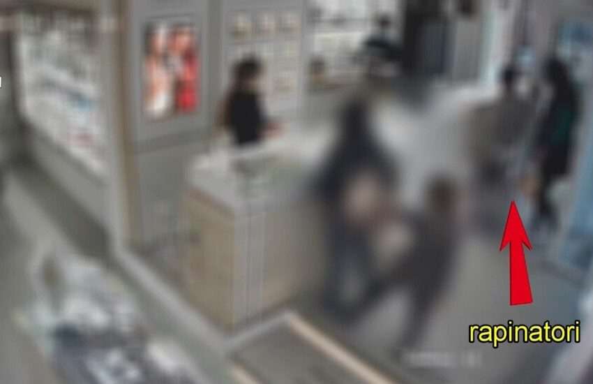 Viale Mario Rapisardi, rapinano e picchiano il titolare ed i commessi di una gioielleria: un arresto