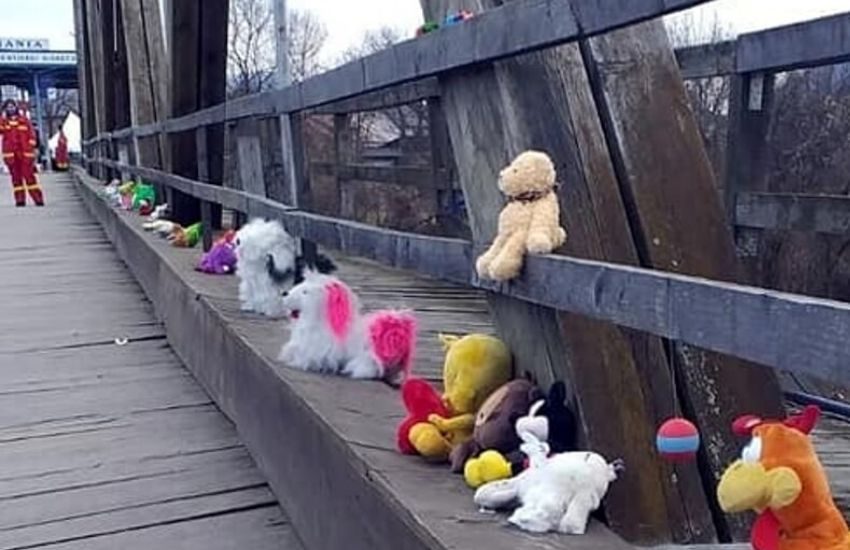 Bambini fuggono dalla guerra: che cos’è il “ponte dei giocattoli”