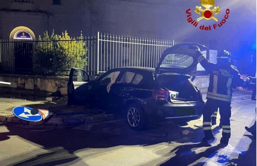 Perde il controllo dell’auto e va a sbattere contro il muro della chiesa. 33enne in rianimazione