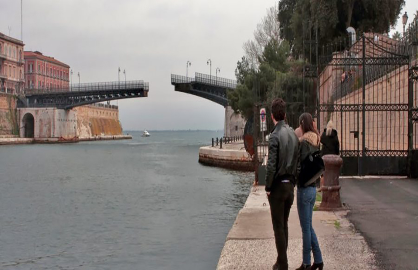 Taranto, apertura straordinaria ponte girevole: ecco quando