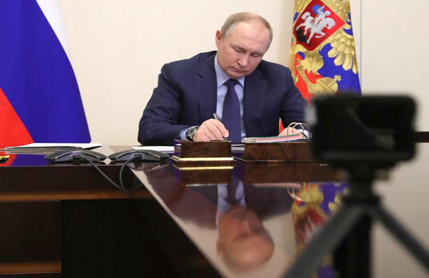 Putin firma il decreto contro i “Paesi ostili”: “Il nostro gas si paga in rubli”