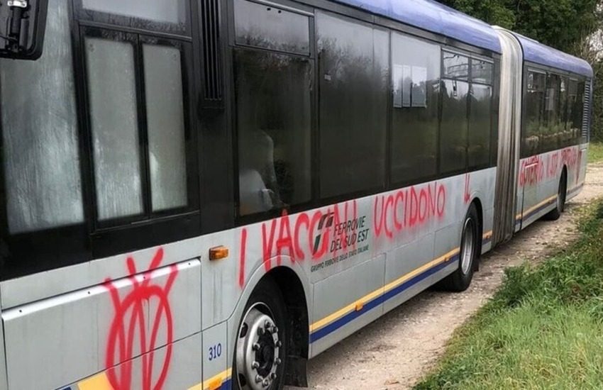 Scritte No Vax sui pullman della Fse, ancora un raid nel Salento