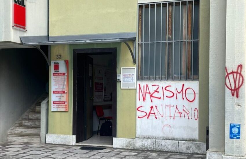 Ancora scritte No Vax in città, imbrattata la sede della Cgil