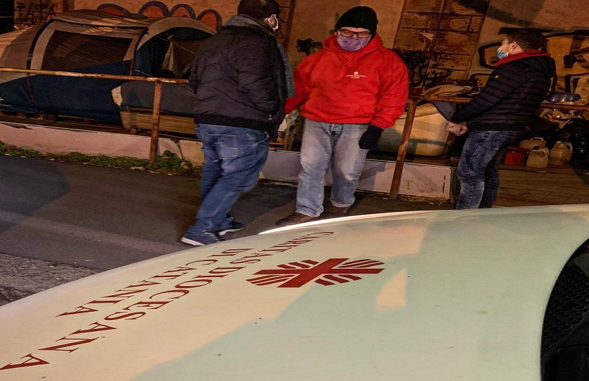 Sgombero piazza della Repubblica dai clochard, la Caritas di Catania: “Non dobbiamo fermarci”