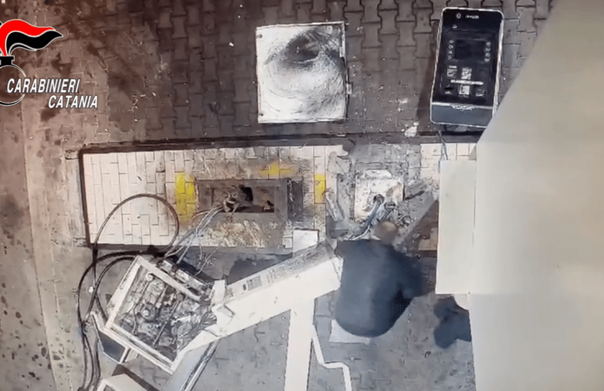 S. M. di Licodia, approfittano di una rapina e arraffano il resto dei contanti [Video]