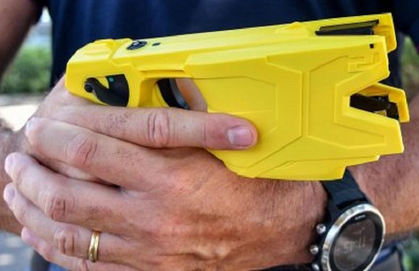 Corre nudo per strada, fermato dai carabinieri con un taser. L’epilogo è drammatico