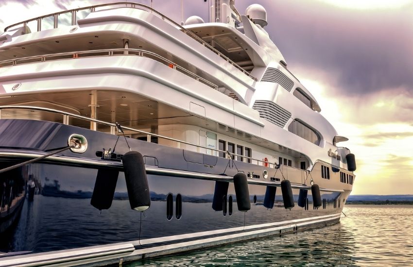 Marina di Carrara, lo yacht lungo 140 metri, secondo gli Usa, potrebbe essere di Putin