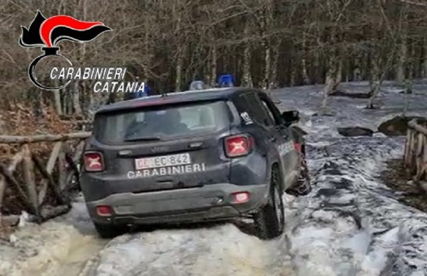 Cesarò, Carabinieri salvano due turiste tedesche rimaste bloccate nel ghiaccio con il loro camper