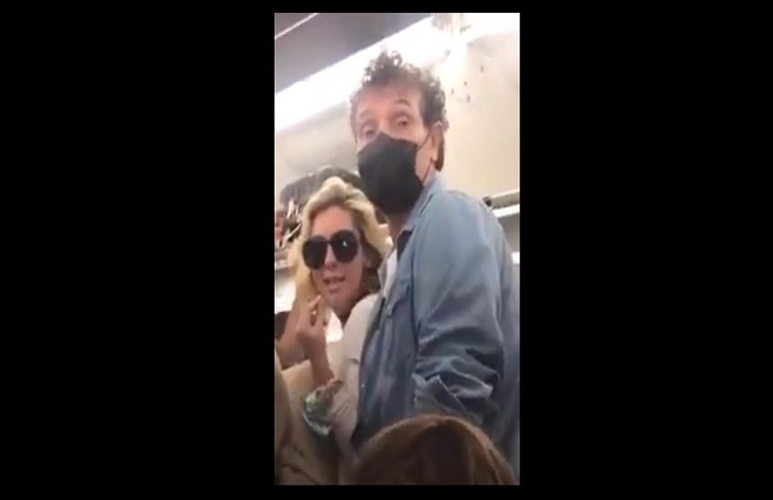 Selvaggia Lucarelli litiga sull’aereo: il video di quel che è successo