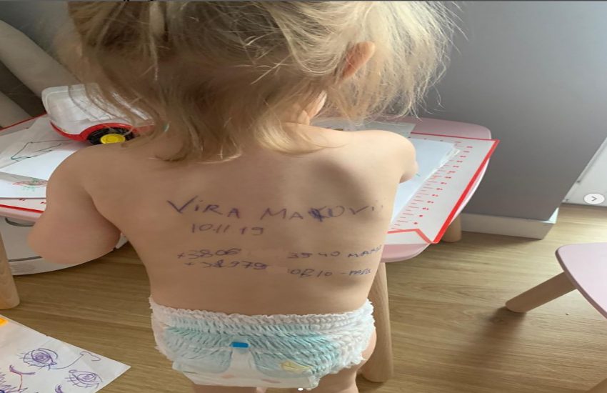 Ucraina, madre scrive sulla schiena della figlia nome e data di nascita. Lo struggente post