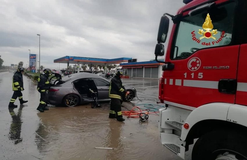Perde il controllo dell’auto e sbatte contro il guardrail: paura sull’Asse dei Servizi di Catania