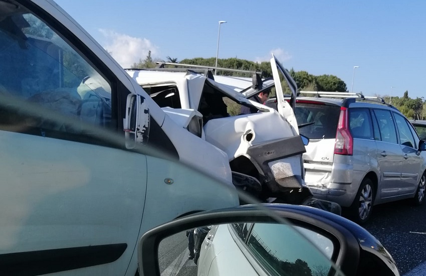 Tangenziale di Catania, scontro fra cinque auto: due feriti estratti dalle lamiere