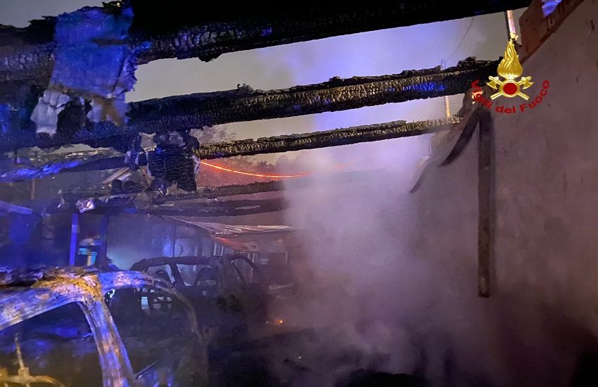 Aci Castello, tettoia prende fuoco sopra ad auto e mezzi a due ruote: Vigili del Fuoco sul posto