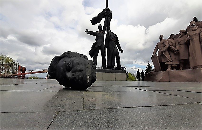 A Kiev cade la testa dell’operaio russo: “Demoliremo tutti i monumenti di un’amicizia finita” (FOTO)
