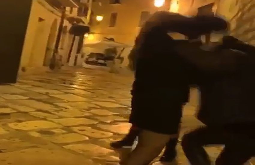 Minorenne picchia una coetanea e il video diventa virale: il dolore dei genitori