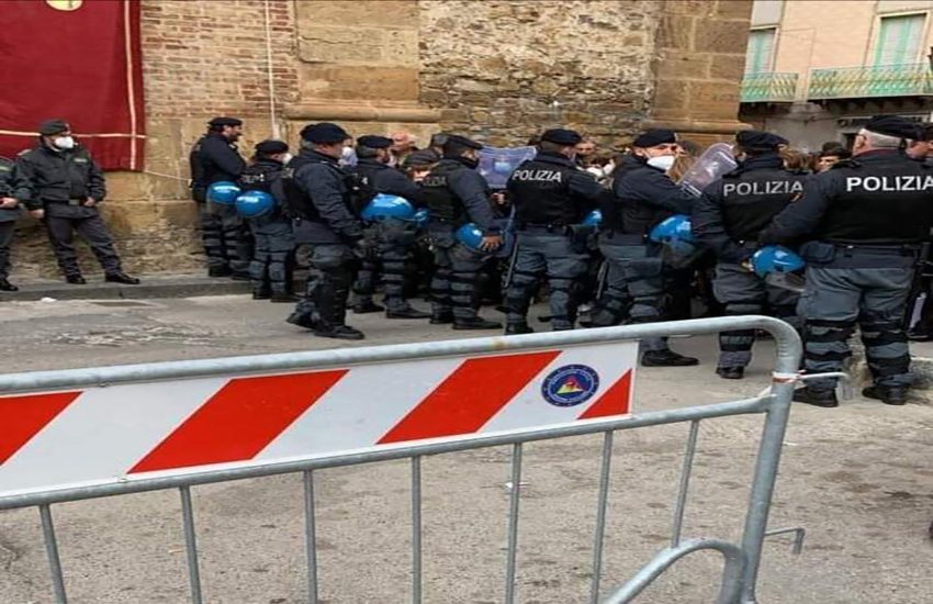Processione blindata da centinaia di poliziotti in Sicilia: video e foto