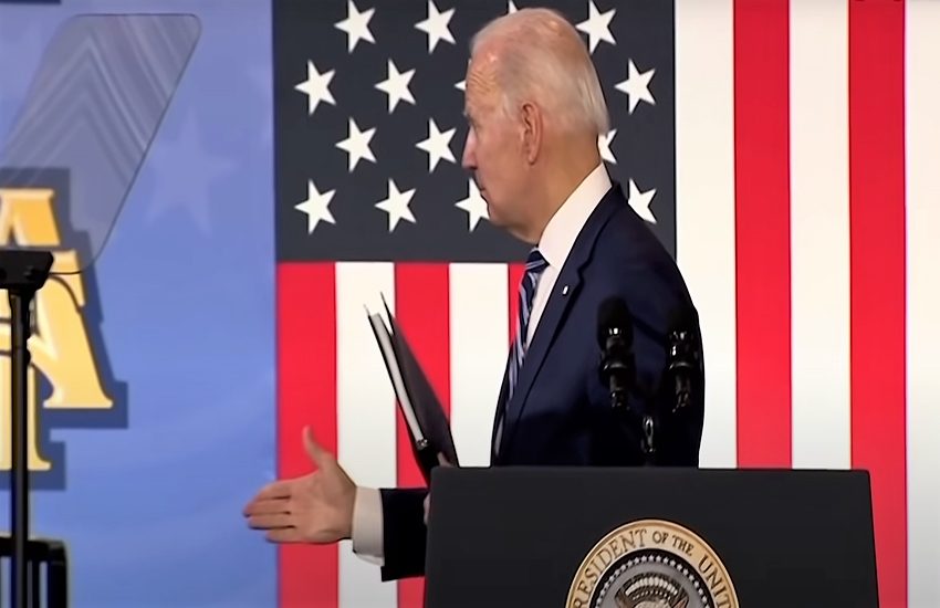 Biden e il mistero della mano tesa: gaffe o abbaglio? (VIDEO)