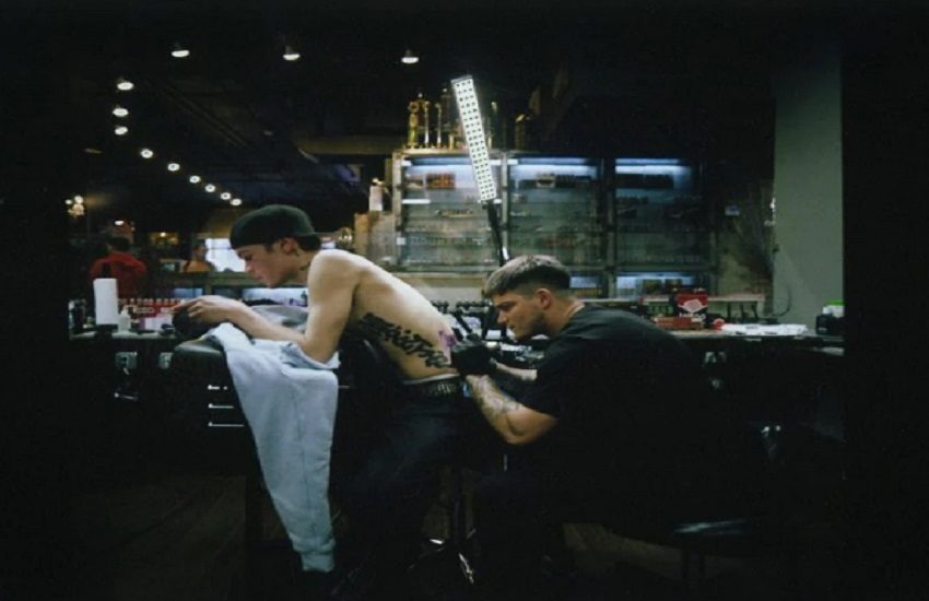 Blanco sorprende ancora: mostra sui social il nuovo tatuaggio con la scritta “Innamorato”