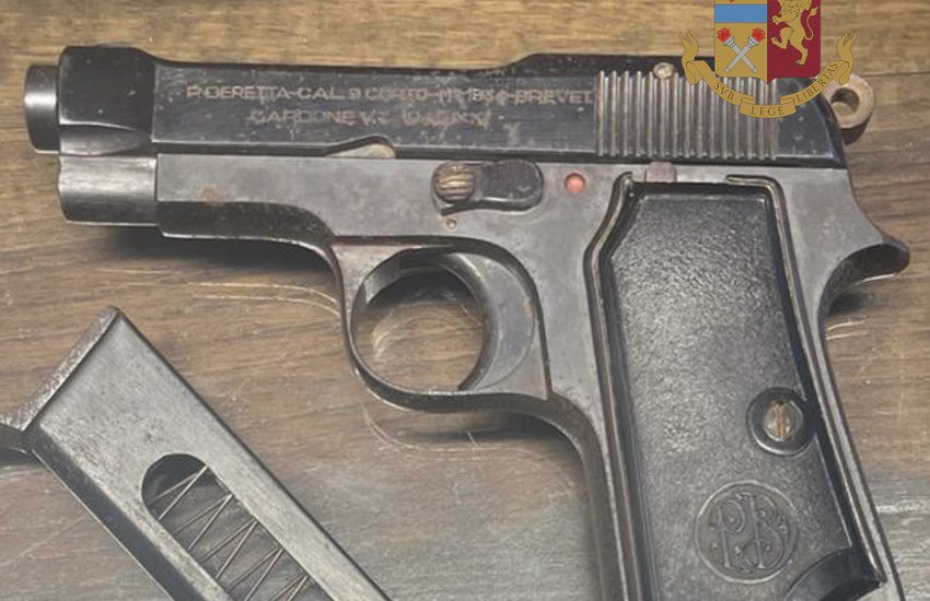 Catania, trova in casa una pistola e una bomba della seconda guerra mondiale
