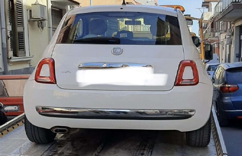 Rubano Fiat 500, cambiano targa e truccano numero telaio: denunciati padre e figlio a Catania
