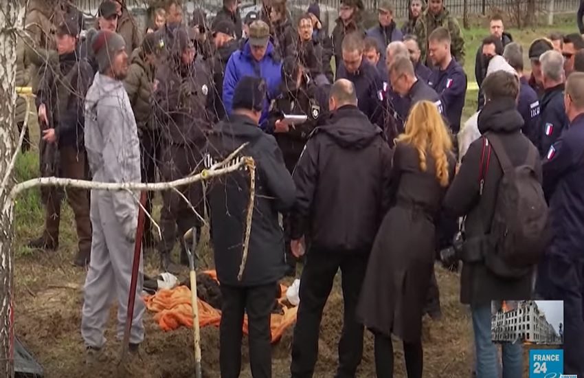 “L’Ucraina è una scena del crimine”: il procuratore dell’Aia a Bucha (VIDEO)
