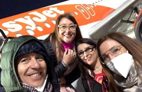 Salvano la vita a un ragazzo: intervento in aereo di quattro infermieri