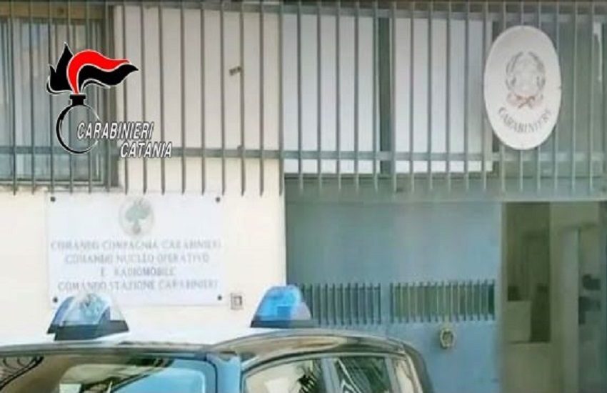 Aggredisce la madre colpendola con calci e pugni per futili motivi: arrestato 22enne a Paternò
