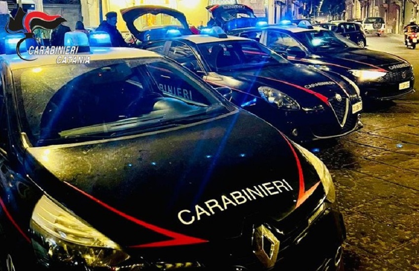 Carabinieri setacciano centro di Catania: 4 denunce, oltre 12mila euro di multe