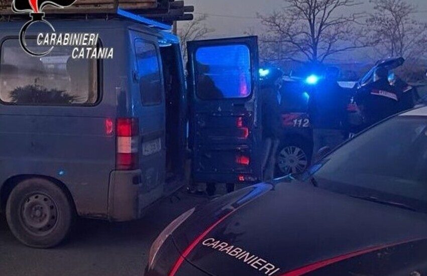 Ramacca, trovati dentro un’autocarro arance e strumenti per l’agricoltura rubati. 2 denunciati