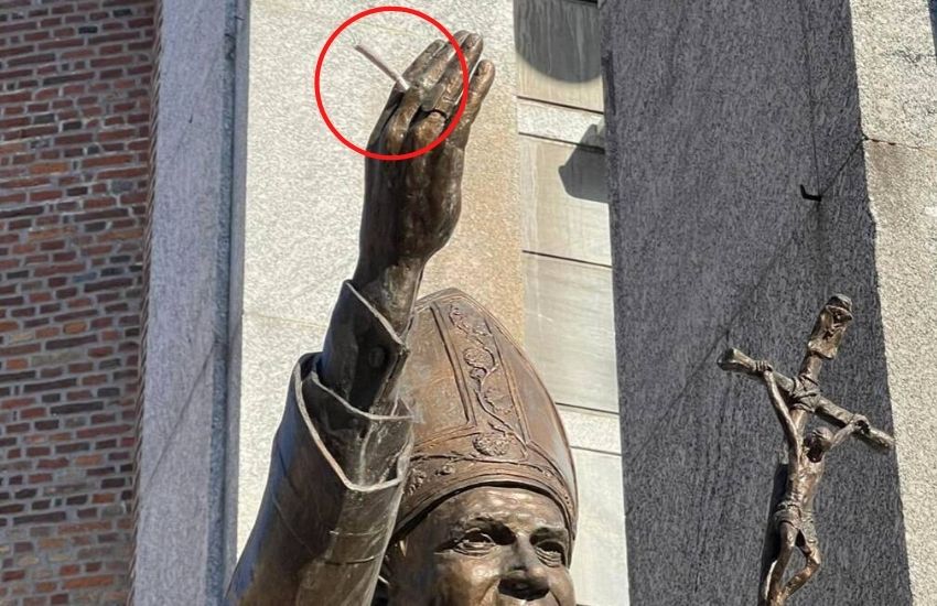 Seregno: una canna posizionata tra le dita della statua del Papa