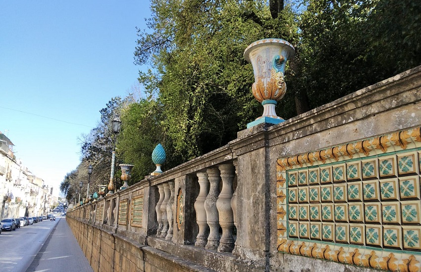 Caltagirone, ricollocati i vasi in ceramica sulla balaustra della villa in via Roma