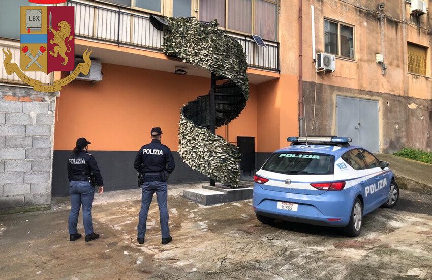 Catania, non vuole più avere a che fare con i vicini e lui costruisce una scala abusiva