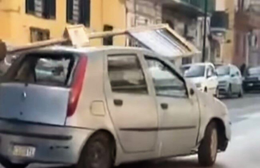 Assurdo a Napoli: sorpreso mentre ruba la palina della fermata dell’autobus