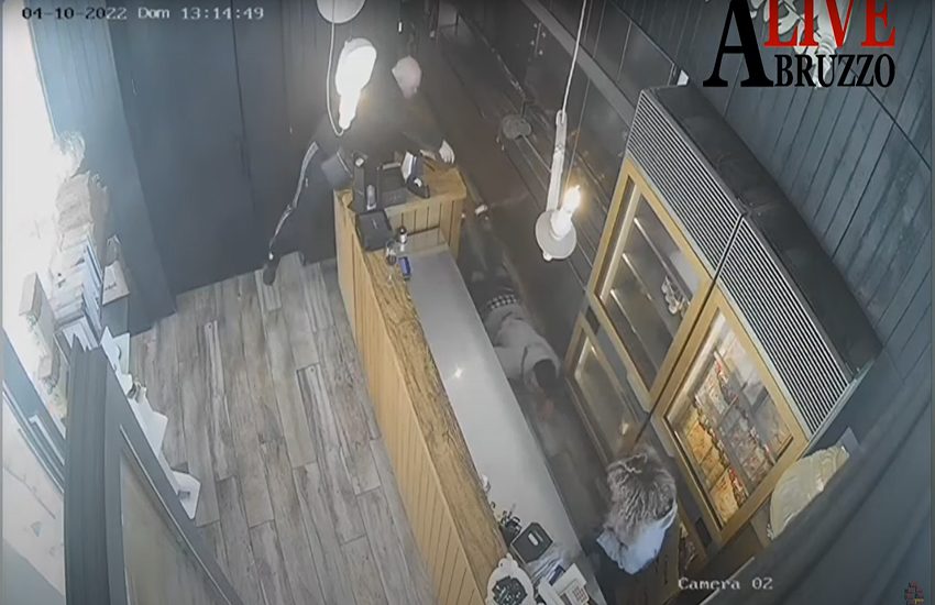 Spara al cuoco tre volte mentre attende il servizio: parla l’avvocato (VIDEO)